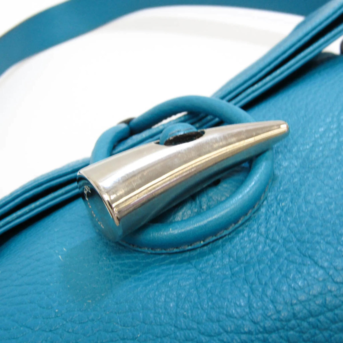 Pre-Owned Leather Shoulder Bag F985